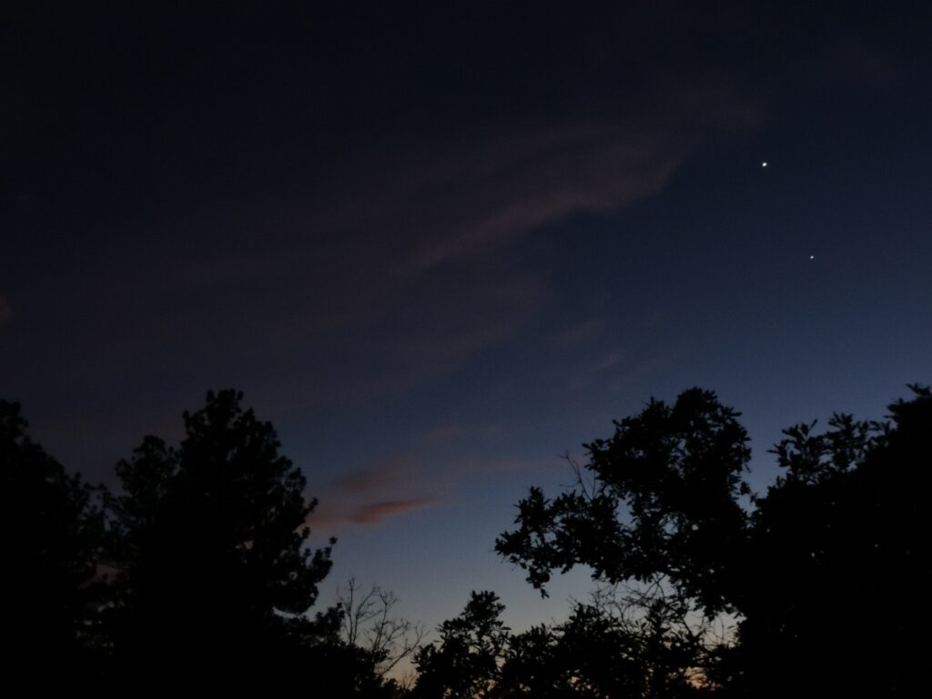 Image taken at dusk of Venus and Jupiter with a hand-held camera by an amateur